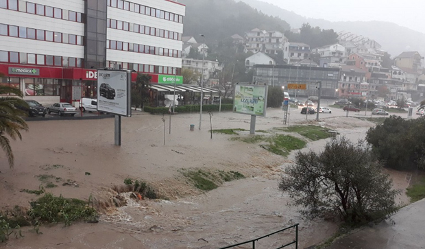 Над Црном Гором се спојили небо и земља: Спасиоце звали са свих страна, поплављени мостови, пробијени насипи (ФОТО/ВИДЕО)